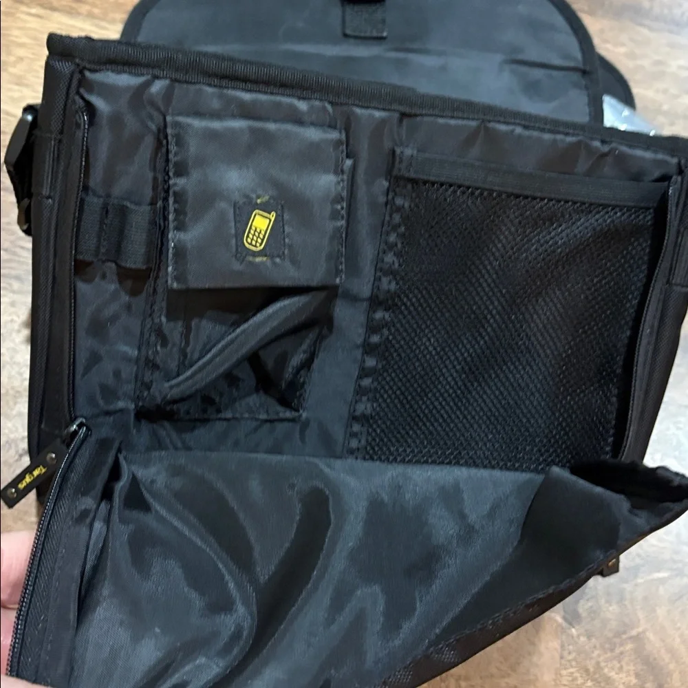 TARGUS BLACK & GREY SMALL MESSENGER BAG, CITY PERSONAL BAG, TABLET BAG